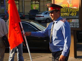 Милиционер с флагом движения "Мы". Фото: Каспаров.Ru