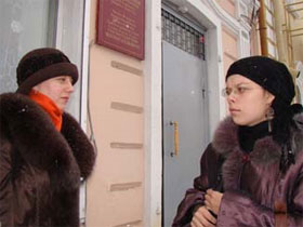 Бурятские активистки Демсоюза Надежда Низовкина и Татьяна Стецура. Фото с сайта "Информ Полис"
