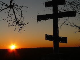 Поклонный крест в поле. Фото с сайта: katjakat.ya.ru.