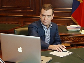 Дмитрий Медведев в Интернете. Фото с сайта www.mosnews.com