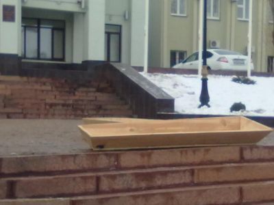 Гроб у мэрии Самары. Фото: news.progorodsamara.ru