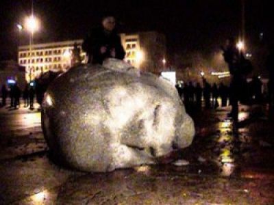 Поверженный памятник Ленину на Украине. Фото arisan.ru
