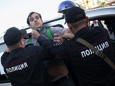 Задержание единственного протестующего против войны на Манежной. Фото - http://ph.livejournal.com/54547.html