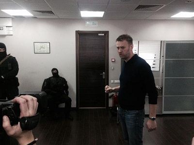 Навальный читает спецназу лекцию о зарплате Якунина, 16.1.15. Источник - https://twitter.com/advokatkobzev