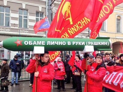 "Ракетно-ядерный щит" на демонстрации КПРФ. Фото: twitter.com/AlexNaryshkin