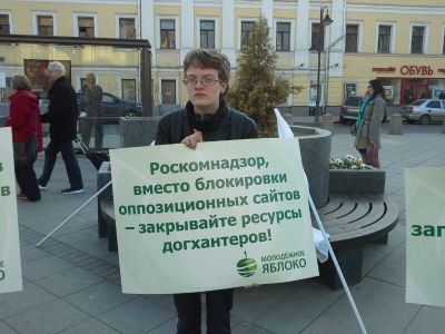 Активистка с плакатом, 30 апреля 2015 года. Фото: Алексей Бачинский