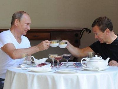 Путин и Медведев после тренировки, 30.8.15. Публикуется в https://www.facebook.com/photo.php?fbid=830846987032228&set=a.107042812745986.9938.100003208032044
