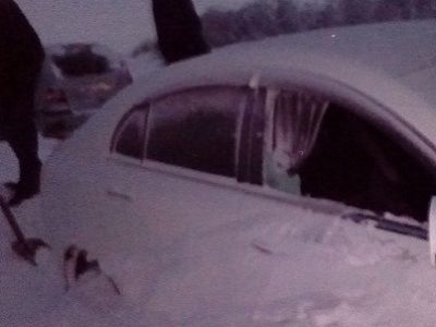 Занесенный снегом автомобиль (Медногорск). Фото: ural56.ru