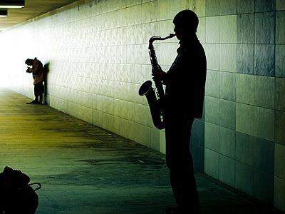 Саксофонист в переходе. Фото: citylab.com