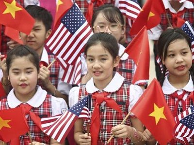 Вьетнамские пионеры с флагами Вьетнама и США. Источник - gdb.voanews.com