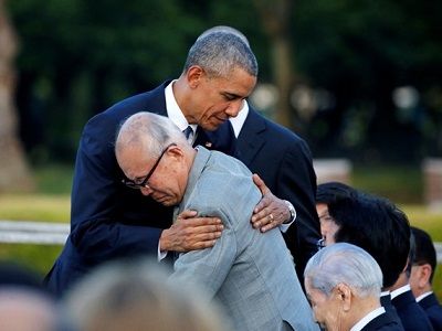 Б.Обама и японцы, пережившие атомную бомбардировку. Источник - ntv.com.tr