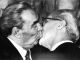 Поцелуй Брежнева и Хоннекера. Источник: http://modny.spb.ru/articles/vsemirnyi-den-potseluev