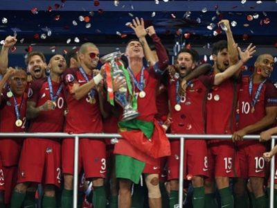 Команда Португалии празднует победу в Евро-2016. Фото AFP, источник - sport.rbc.ru