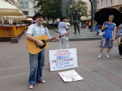 Олег Мокряков исполняет песню ДДТ "Свобода". Фото: Каспаров.Ru