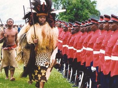 Король Мсвати III принимает парад армии Свазиленда. Источник - scoopnest.com