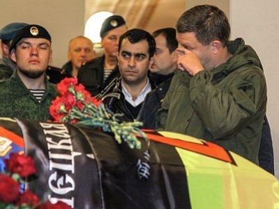 Лидер т.н. ДНР Захарченко над гробом А. Павлова ("Моторолы"). Фото: rbc.ru