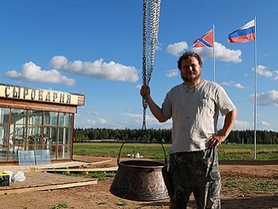 Олег Сирота, сыроварня и флаг "новороссии". Источник - kp.ru