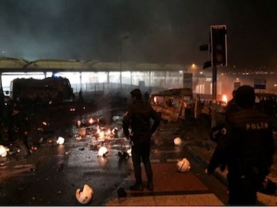 Теракт в Стамбуле около футбольного стадиона. Фото: Українські Новини