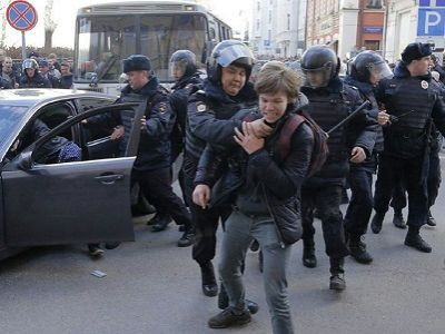 ОМОНовец хватает за горло подростка во время задержания, Москва, 26.3.17. Фото: republic.ru