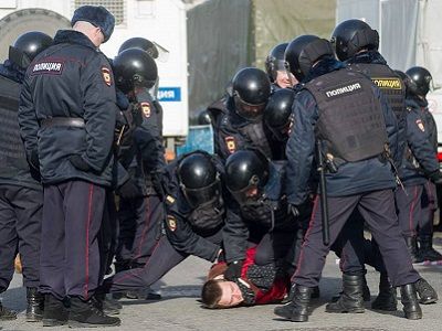Одиннадцать на одного — задержания на акции 26.3.17 в Москве. Фото: facebook.com/adagamov