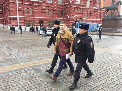 Первый задержанный на Манежной площади  Фото: Twitter Ильи Варламова