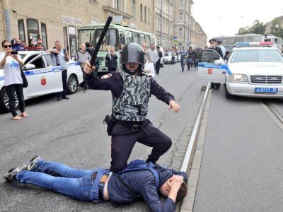 Нападение карателя из ОМОНа на заведомо безоружного, Санкт-Петербург, 9.9.18. Фото: t.me/politika