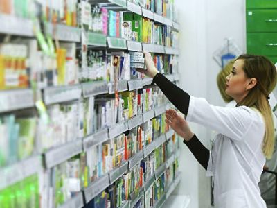 Фармацевт раскладывает лекарственные препараты в аптеке. Фото: Евгений Одиноков / РИА Новости
