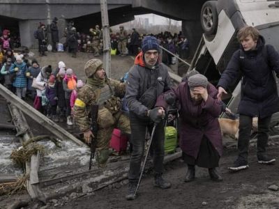 Эвакуация мирных жителей из разбомбленного города Ирпень. Фото: t.me/kazansky2017