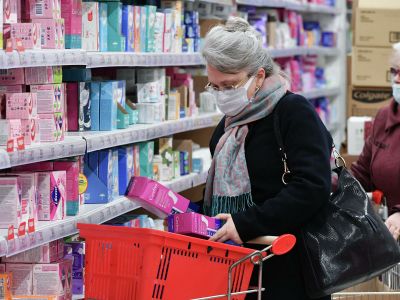 Женщины выбирают товар в магазине. Фото: Константин Михальчевский / РИА Новости