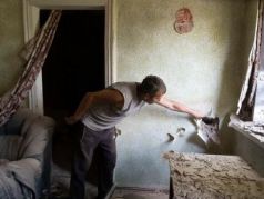 Житель Бахмута осматривает свой дом после обстрела российскими войсками. Фото: Efrem Lukatsky / AP