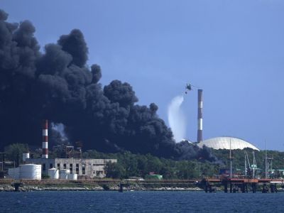 Вертолет учувствует в тушении пожара на нефтехранилище в порту Матансас. Фото: Ramon Espinosa / AP Photo