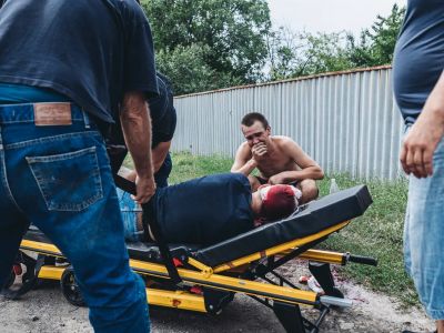 Жителю Бахмута, раненному шрапнелью во время обстрела города, оказывают первую помощь. Фото: Diego Herrera Carcedo / Anadolu Agency / ABACAPRESS / ddp images / Vida Press