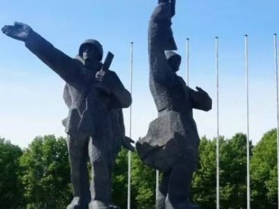 Памятник советским солдатам в Риге. Фото: t.me/MolniaChannel