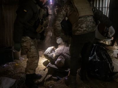 Военные врачи готовятся перенести в прифронтовой полевой госпиталь тела двух украинских военнослужащих, погибших в боях в Бахмуте Донецкой области. Фото: Chris McGrath / Getty Images
