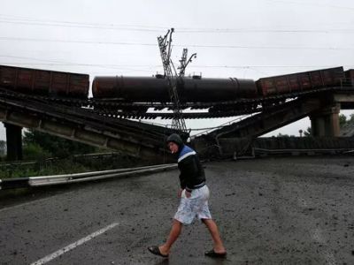 Взорванный железнодорожный мост в Новобахмутовке (Донецкая область). Фото: Maxim Zmeyev / Reuters