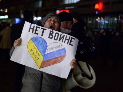 Полицейские задерживают протестующего с плакатом "Нет войне" во время акции протеста против вторжения России в Украину, 24 февраля 2022 года, в Москве. Фото: Денис Каминев / AP