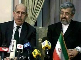 Глава МАГАТЭ Мухаммед аль-Барадеи (слева). Кадр Euronews (c)
