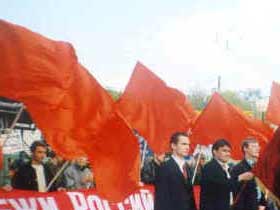 Шествие коммунистов в День Победы. Фото с сайта mos.skmrf.ru (с)