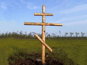 Крест, поставленный поисковиками на могиле солдат, павших в ВОВ. Фото: с сайта soldat.ru