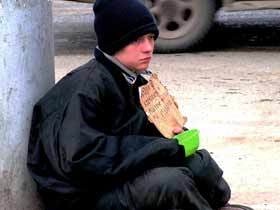 Нищий подросток, фото Виктора Шамова, сайт Каспаров.Ru