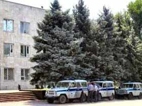 Милиция "на охране", фото Бориса Батыя, сайт Каспаров.Ru