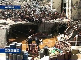 Разбор завалов на Саяно-Шушенской ГЭС. Фото: http://www.newsru.com