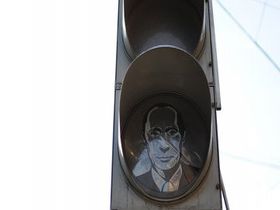 Светофор с наклейкой за Путина. Фото с сайта: ria.ru