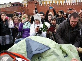 Установка палатки на Красной площади. Фото Каспарова.Ru