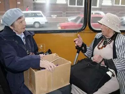 Пенсионерки в транспорте. Источник - http://bezformata.ru/
