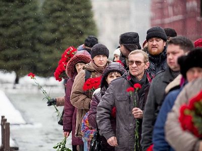 Возложение цветов к памятнику Сталину, 5.3.16. Источник - nasedkin.livejournal.com/688559.html