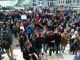 Владивосток, народ у отделения полиции после задержаний на акции 
