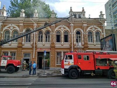 Горящий "Дом художника" в Саратове. Фото: sarnovosti.ru