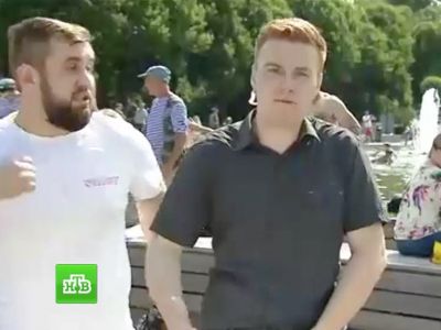 Сотрудник НТВ Н.Развозжаев и напавший на него, 2.8.17, парк Горького. Источник - mosday.ru