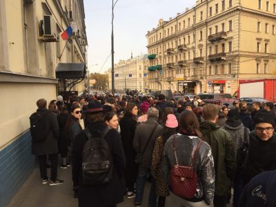 Перед заседание по делу Серебренникова у здания Басманного суда. Фото: twitter.com/openrussia_org